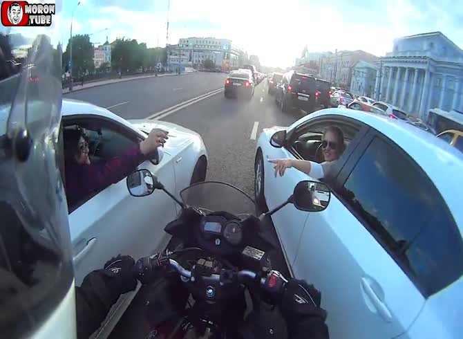 Video :This cyclist is a blessing for these two drivers since they are at the right place at the right moment